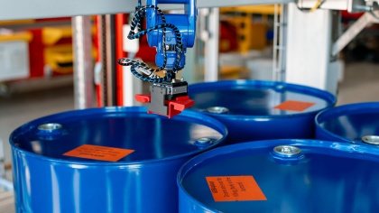 Automated drum securing for safe and efficient logistics